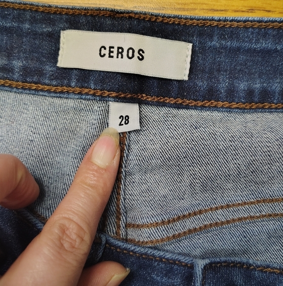 Ceros women's high-rise, relaxed fit, Tapered denim jeans, size 28. - Picture 11 of 16